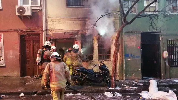 Beyoğlu'nda iki katlı bina alev alev yandı-3