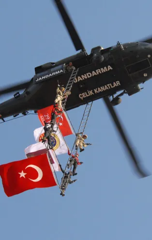 JÖAK'tan nefes kesen Cumhuriyet gösterisi