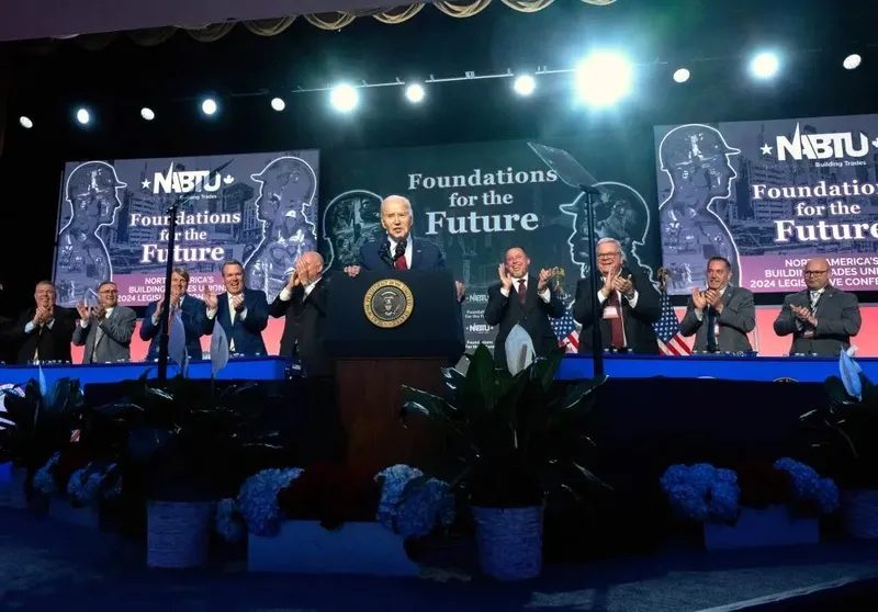 joe-bidendan-prompter-faciasi-durakla-talimatini-da-okudu-saksakcilar-zor-kurtardi-1714034990031.jpeg Joe Biden’dan prompter faciası! ‘Durakla’ talimatını da okudu: Şakşakçılar zor kurtardı-1