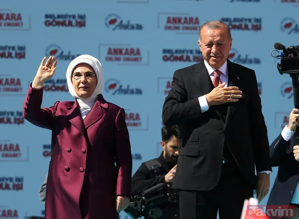 Başkan Erdoğan Ve Emine Erdoğan Halkı Selamladı Başkan Recep Tayyip Erdoğan Ve Eşi Emine Erdoğan, Bahçeli'nin Hitabı Öncesi Yoğun Kalabalığı İhmal Etmedi.
