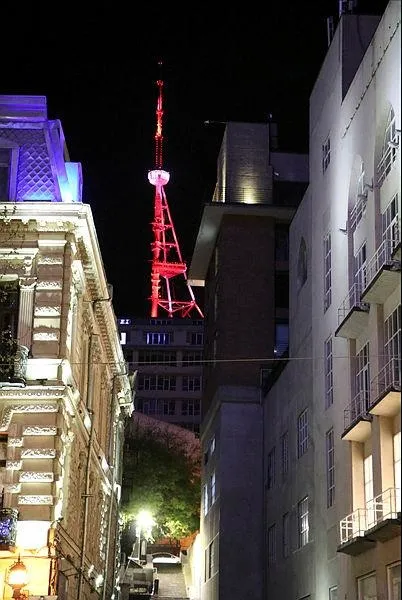 Gürcistan'daki Tiflis Kulesi Türk bayrağının renkleriyle ışıklandırıldı-2