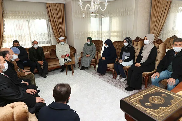 diyanet-isleri-baskani-ali-erbastan-kilicli-saldiriya-ugrayarak-canavarca-katledilen-basak-cengizin-ailesine-ziyaret-1637583216436.jpg