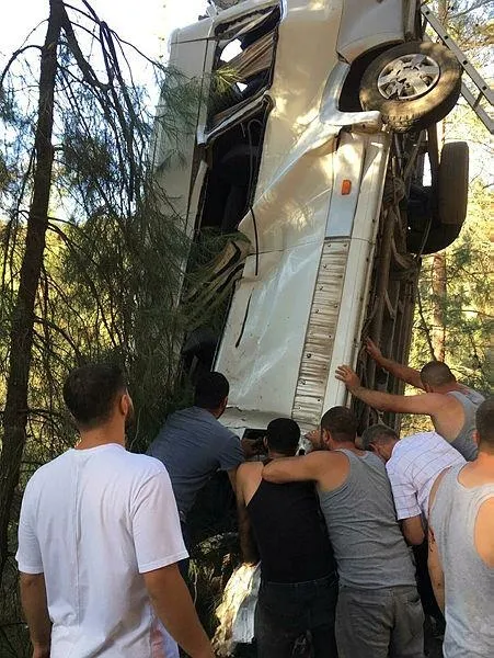 izmirde-feci-kaza-servis-minibusu-sarampole-devrildi-6-olu-11-yarali-1628443608228.jpeg