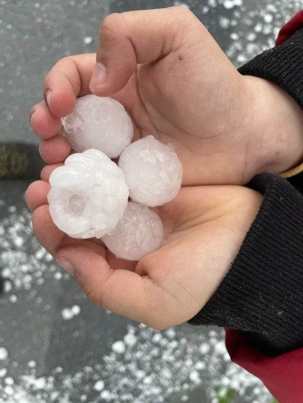 adiyamana-ceviz-buyuklugunde-dolu-yagdi-araclarin-camlari-patladi-1682007433011.jpeg Adıyaman'a ceviz büyüklüğünde dolu yağdı: Araçların camları patladı!-4