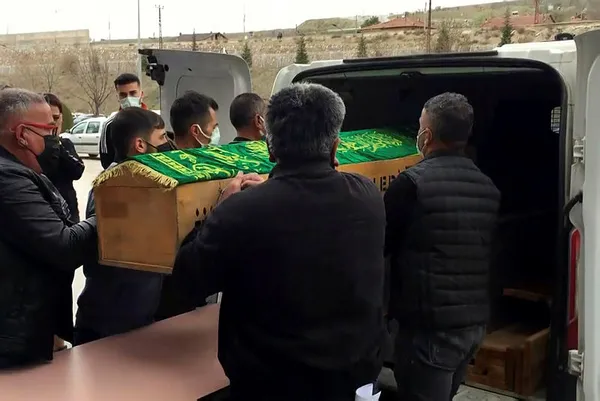 elazigda-kiz-arkadasini-bicaklayan-zanli-tutuklandi-sevgilimi-oldurdum-1617988584286.jpg Elazığ'da kız arkadaşını bıçaklayan zanlı tutuklandı: Sevgilimi öldürdüm-2