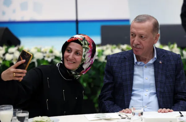 son-dakika-kocaelide-depremzedelerle-iftar-baskan-recep-tayyip-erdogan-masa-oyle-bir-dagilacak-ki-kimse-kalmay-1681583257723.jpg