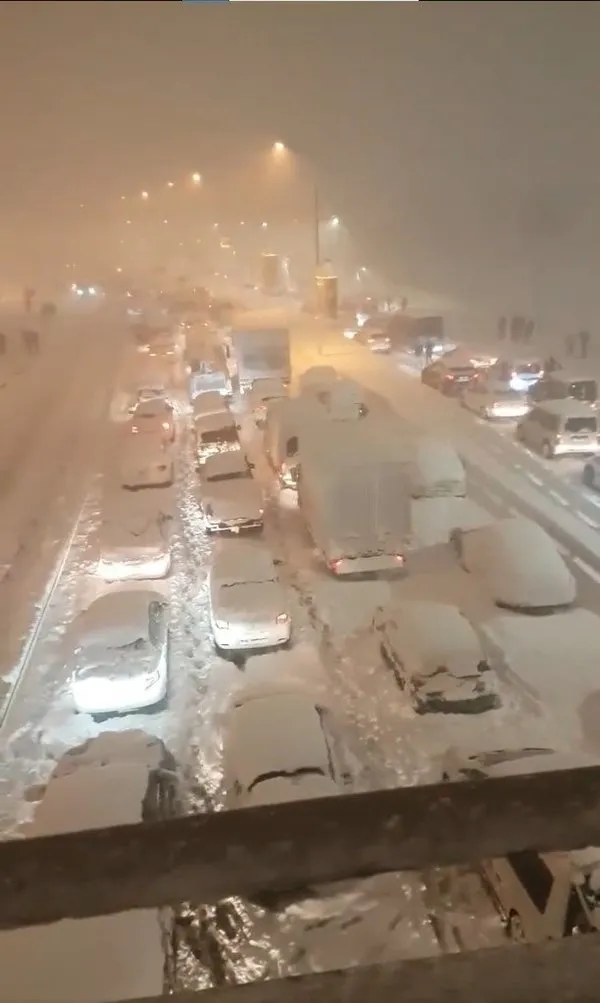 istanbulda-beklenen-kar-geldi-uyarilara-kulak-asmayan-ve-tedbirleri-aksatan-chpli-ibb-sinifta-kaldi-1643073194529.jpg İstanbul'da beklenen kar geldi! Uyarılara kulak asmayan ve tedbirleri aksatan CHP'li İBB sınıfta kaldı-5