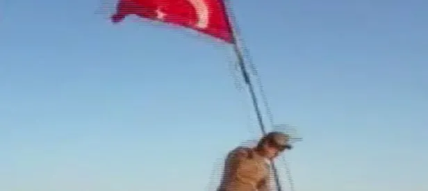 Mehmetçik, PKK’nın ’Girilmez’ dediği yere Türk bayrağı dikti