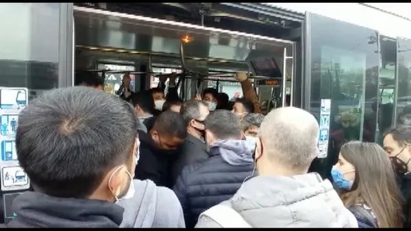 istanbulda-toplu-ulasimda-kriz-lalelide-tramvaya-binmek-isteyenler-arasinda-kavga-cikti-1618555069639.jpg
