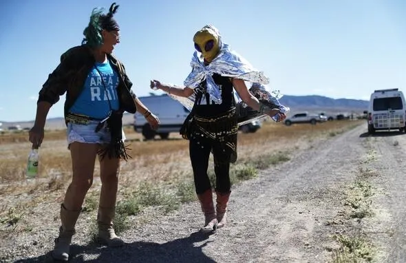 Akılalmaz olay! Facebook davetini ciddiye alıp gizli askeri araştırmaların yapıldığı 51.bölgeye gittiler-4