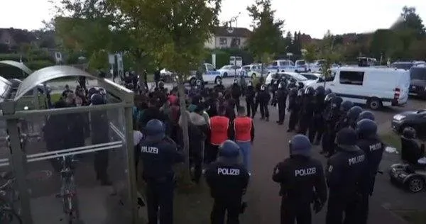 alman-polisi-ile-pkk-yandaslar-birbirine-girdi-1599856924348.jpeg Alman polisi ile PKK yandaşları birbirine girdi!-2