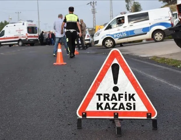 TEM’de trafiği kilitleyen kaza! 5 araç birbirine girdi