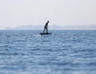Dünya şampiyonu Kenan Sofuoğlu, karadaki hız tutkusunu flyboardla göle taşıdı