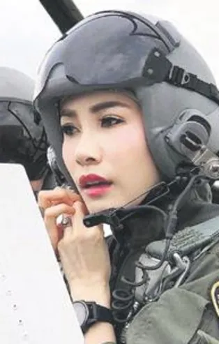 Tayland Kraliyet Sarayı, Kral'ın resmi metresinin fotoğraflarını yayımladı, site çöktü