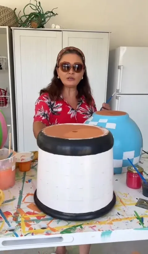 nurgul-yesilcay-saksilardan-bahce-lambaderi-yapti-1785833219197.jpg Nurgül Yeşilçay'ın el emeği çalışması: Pazardan topladığı saksılarla bahçe lambaderi tasarladı!-3