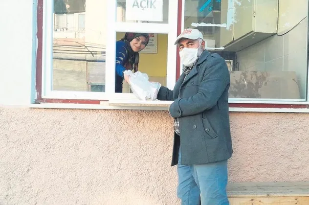 Kızılören'de Ramazan pidesi ücretsiz dağıtılıyor