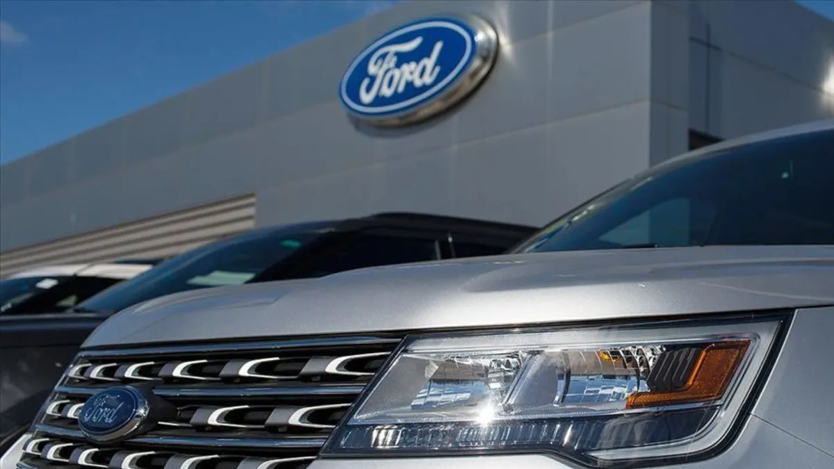 Ford geri çağırma kararı sonrası bir oto galeri önündeki Ford araçları