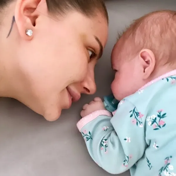 cicegi-burnunda-anne-merve-ozbey-ve-ailesinden-bir-ilk-3-aylik-bebegiyle-paylasim-yapti-begeni-rekoru-kirdi-1622757728242.jpg Çiçeği burnunda anne Merve Özbey ve ailesinden bir ilk! 3 aylık bebeğiyle paylaşım yaptı beğeni rekoru kırdı-3