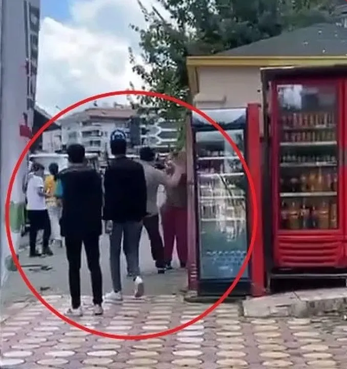Kız çocuğuna sokak ortasında dehşeti yaşattı: 'Burada bekleme' deyip tekme tokat dövdü!-4