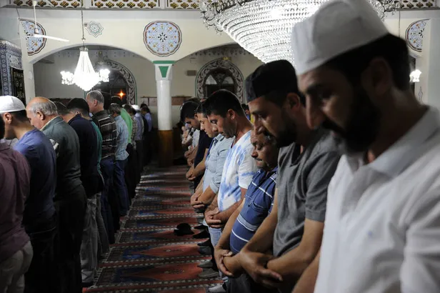 Cuma namazı nasıl kılınır, kaç rekat? Cuma namazının hükmü nedir? Diyanet Cuma namazı kılınışı-2