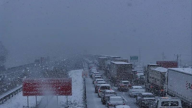 Uzun kuyruklar oluştu. (AA)