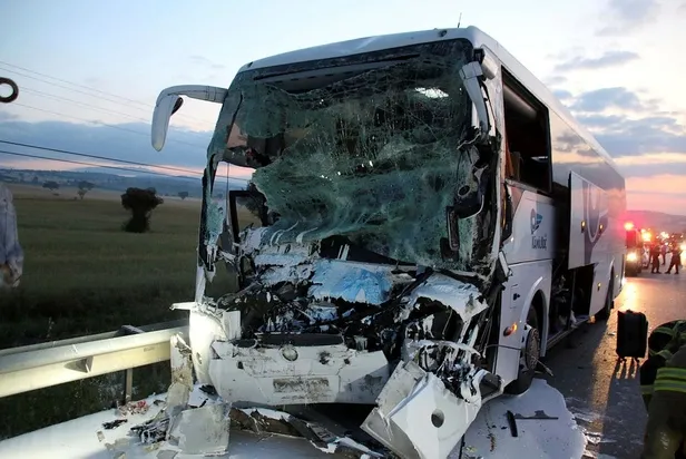 Son dakika: Uşak'ta yolcu otobüsü ile kamyon çarpıştı: 2 ölü, 18 yaralı-3