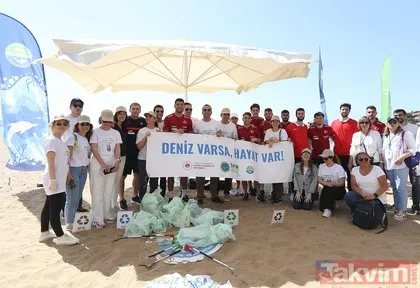 A Milli Futbol Takımı oyuncuları Riva sahilinde çöp topladı