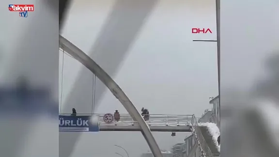 Üst geçitte dehşete düşüren görüntü: Araçlara kar topu atan çocuklara feci darp kamerada!