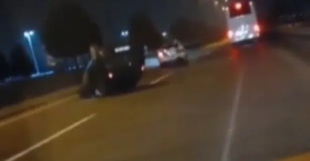 Kazayı izlemek için yavaşlayan otomobile otobüsün çarptığı anları bir başka sürücü kaydetti