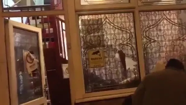 İngiltere'de camilere balyozlu saldırı!