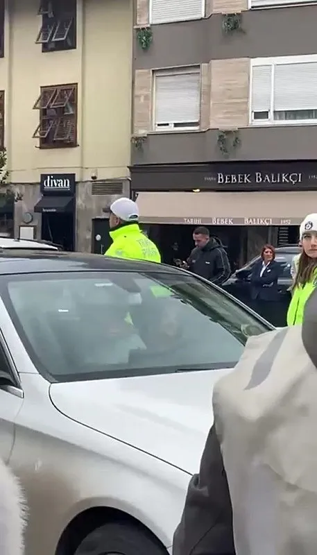 bebekte-trafigi-kapatan-kadin-aracin-icinde-dans-etti-kacmak-isterken-yakalandi-1770737977113.jpeg Bebek'te trafiği kapatan kadın aracın içinde dans etti: Kaçmak isterken gözaltına alındı-3