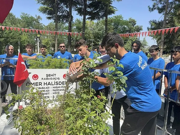 15-temmuz-kahramani-sehit-omer-halisdemirin-kabrine-ziyaretler-suruyor-1689414650345.jpeg