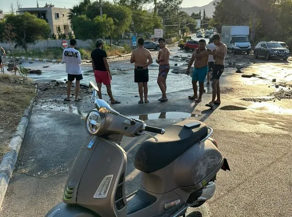 1691523073577.jpeg CHP'li belediye ölüme davetiye çıkardı! Ana isale hattı bomba gibi patladı! Motosikletliyi ve köpeğini havaya fırlattı-4
