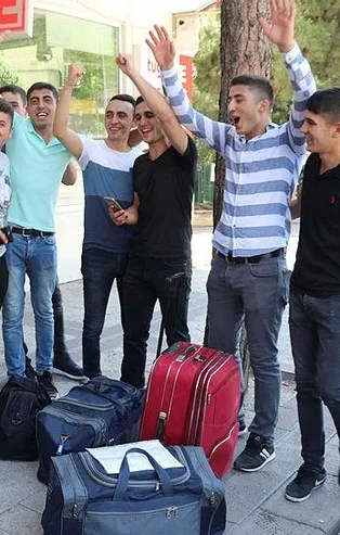 Kışlalarda erken terhis sevinci! Arkadaşları ve komutanları ile vedalaşıp evlerinin yolunu tuttular...