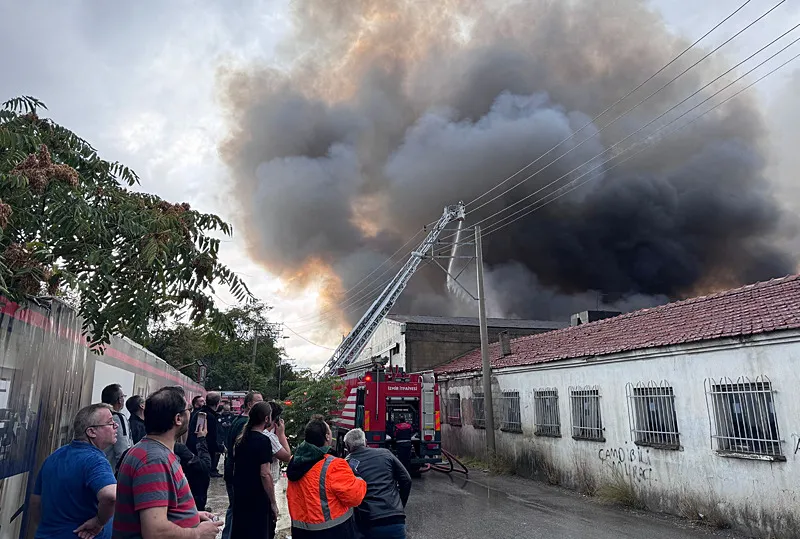 İzmir Bornova’da depo yangını