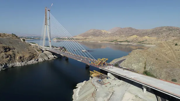 son-dakika-ulastirma-ve-altyapi-bakani-adil-karaismailoglu-yeni-komurhan-koprusu-icin-tarih-verdi-1601471645665.jpg Son dakika: Ulaştırma ve Altyapı Bakanı Adil Karaismailoğlu, Yeni Kömürhan Köprüsü için tarih verdi!-2