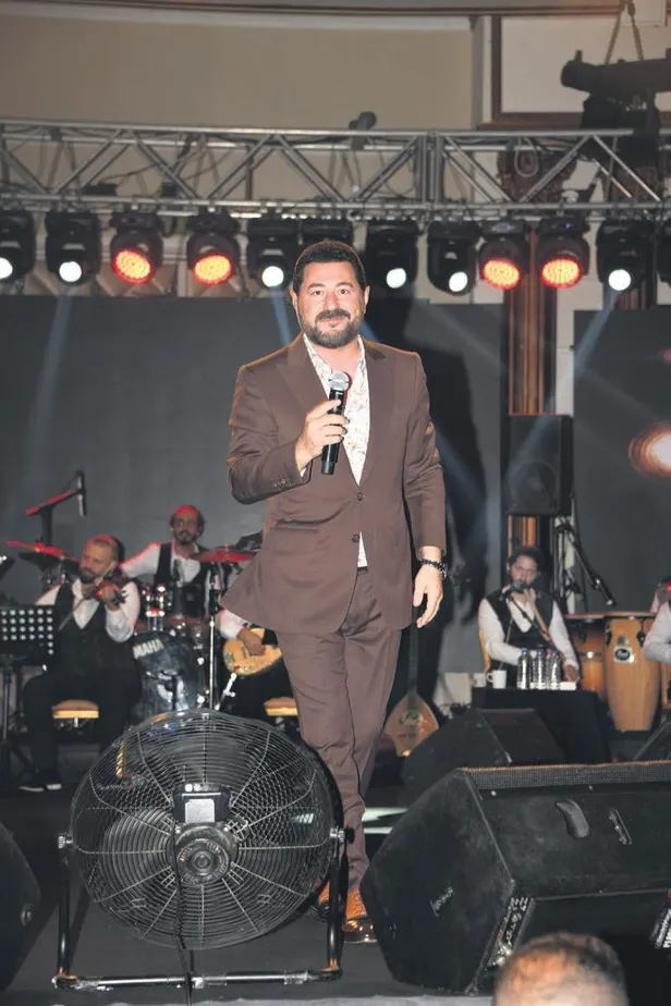 bodrumda-konser-veren-sinan-akcildan-ask-cikisi-1657563487256.jpeg