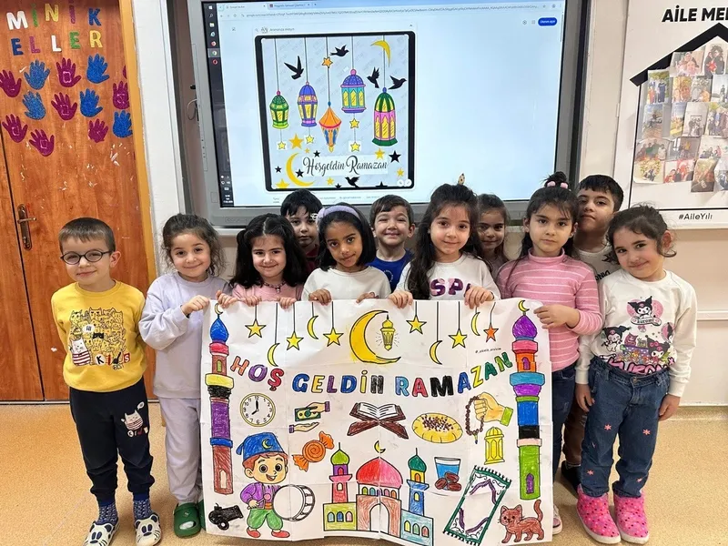 Maarifin Kalbinde Ramazan: Öğrenciler davul çalıp mani okudu koridorlar hilal ve yıldız figürleriyle süslendi-4