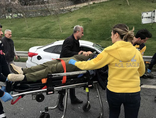 temde-feci-kaza-bariyerlere-ve-direge-carpti-takla-atti-1584265579082.jpg TEM'de feci kaza! Bariyerlere ve direğe çarptı takla attı-1