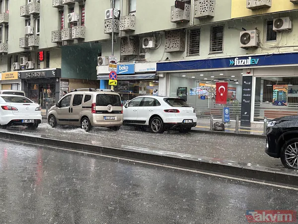 İzmir'de kent merkezi sularla doldu: Ağaçlar devrildi, araçlar gidemedi | Sokakta 2 kişi elektrik akımına kapılarak hayatını kaybetti - 35