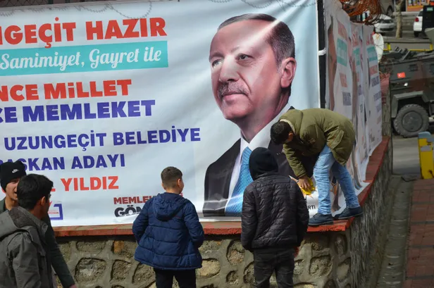 Şırnak'ta duygulandıran görüntü! 15 yaşındaki çocuk, Başkan Erdoğan'ın kirlenen afişini temizledi-3