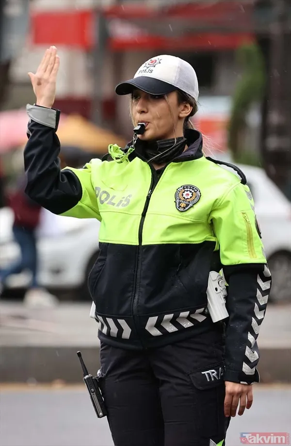 Kadın trafik polisleri Ankara'nın kalbinde trafik düzenini sağlıyor! - 18