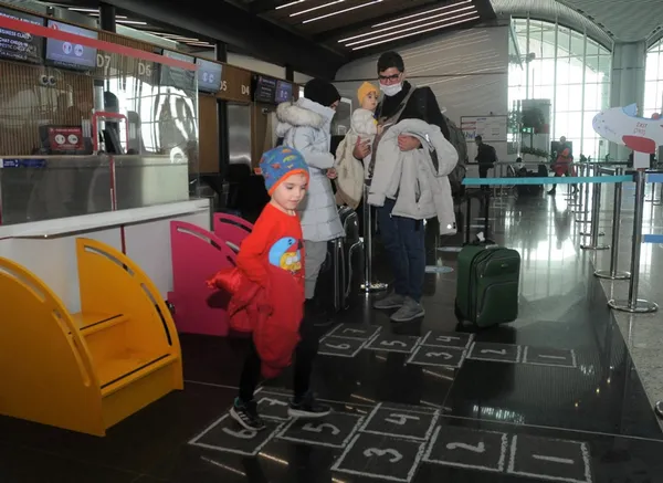 thyden-turk-hava-yollari-cocuklu-aileler-icin-ozel-aile-check-in-kontuari-1646553606757.jpg