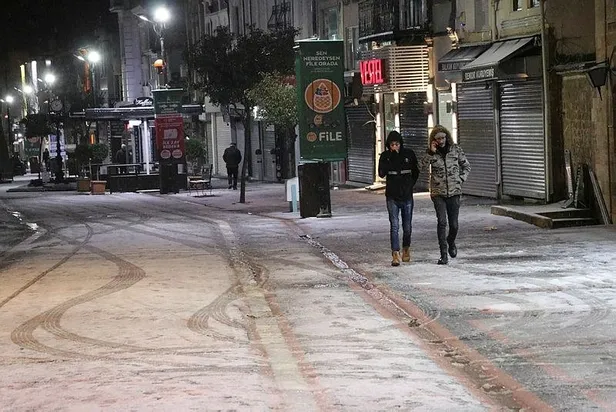 edirnede-gece-saatlerinde-etkisini-arttiran-kar-yagisi-1641953841592.jpeg Edirne'de gece saatlerinde etkisini arttıran kar yağışı yollarda buzlanma ve trafik kazalarını beraberinde getirdi-3