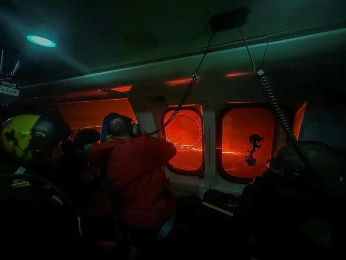 izlandada-yanardag-patlamasi-gokyuzu-kirmiziya-boyandi-grindvikin-42-kilometre-otesinden-bile-gorulebiliyor-1702993526393.jpeg İzlanda’da yanardağ patlaması! Gökyüzü kırmızıya boyandı: Grindvik’in 42 kilometre ötesinden bile görülebiliyor-4