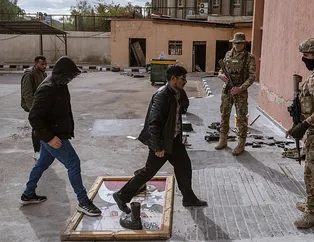 Suriyede rejim unsurları mülteci diktatör Beşar Esadın fotoğrafına basarak silah bırakıyor
