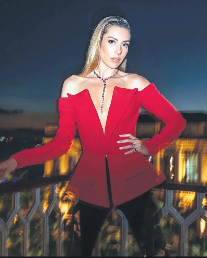 sinem-kobal-mi-beren-saat-mi-277-bin-lira-degerindeki-ceket-ikiliyi-pisti-yapti-sosyal-medya-ikiye-bolundu-1700693274205.jpeg Sinem Kobal mı Beren Saat mi? 277 bin lira değerindeki ceket ikiliyi pişti yaptı! Sosyal medya ikiye bölündü-4