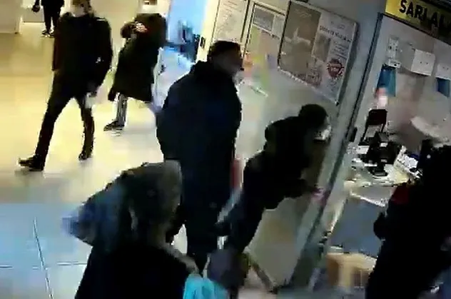 Mersin ve Bolu'da doktora şiddet! Biri darbetti biri burnunu kırdı