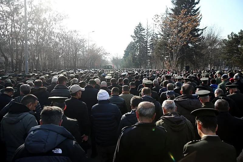 Isparta'da helikopter kazasında şehit olan Isparta Kara Havacılık Okul Komutanı Tuğgeneral İsa Baydilli, memleketi Kayseri'de Kalemkırdı Camisi'nde kılınan namazın ardından toprağa verildi. (AA)