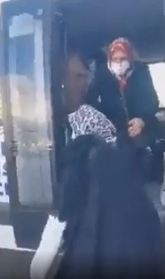 tum-turkiye-tepki-gostermisti-50-tlnin-altinda-alisveris-yaptigi-icin-yasli-kadini-servisten-indiren-markete-p-1649760892388.jpg Tüm Türkiye tepki göstermişti! 50 TL'nin altında alışveriş yaptığı için yaşlı kadını servisten indiren markete para cezası-7